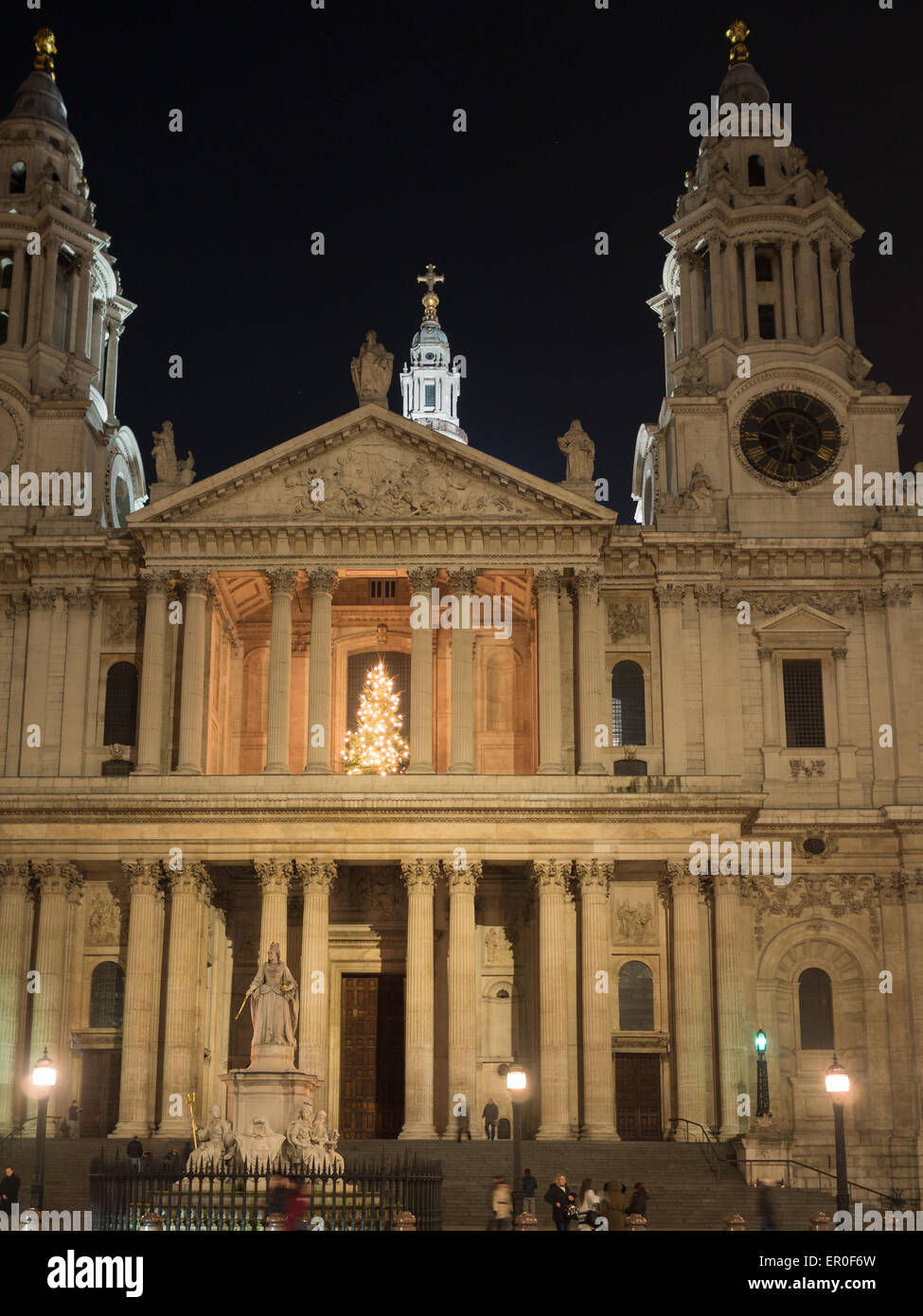 La Cattedrale di St Paul facciata luce di notte Foto Stock