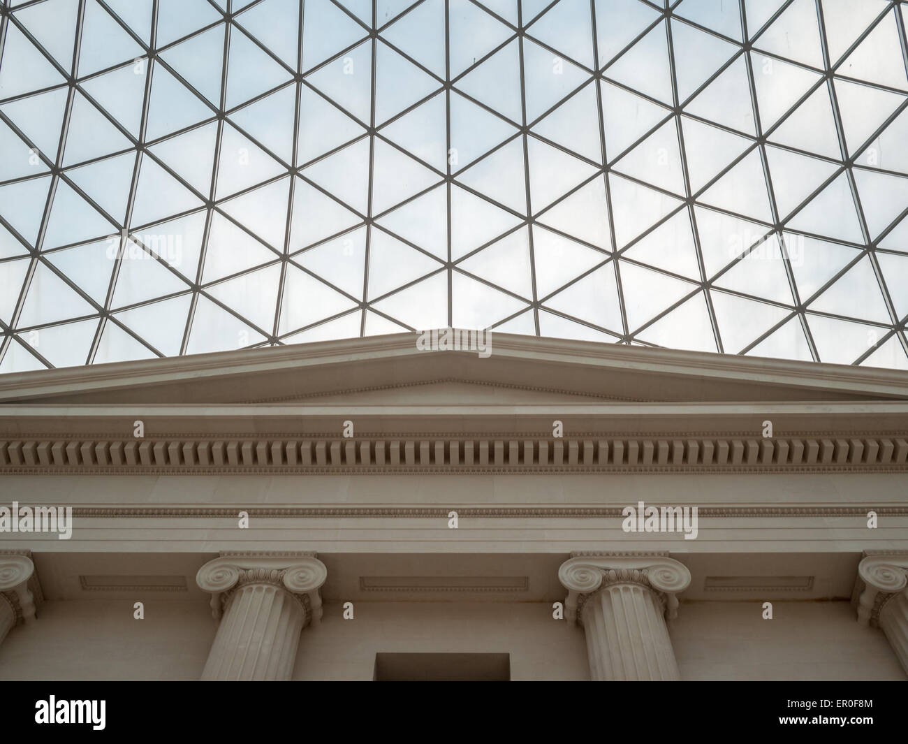 Una facciata classica sotto la cupola del British Museum Foto Stock