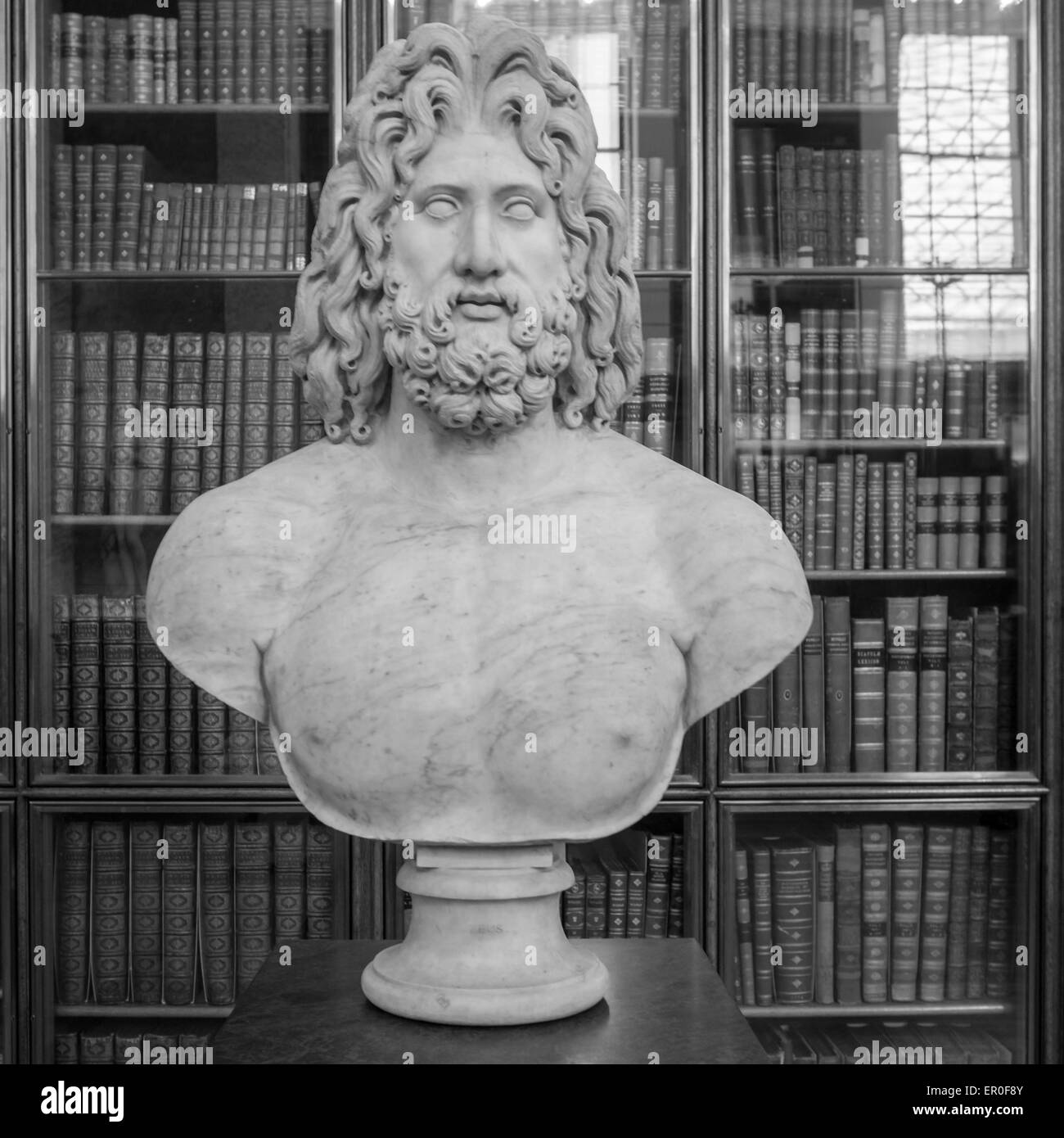 Immagine in bianco e nero del British Museum library librerie con statua Foto Stock