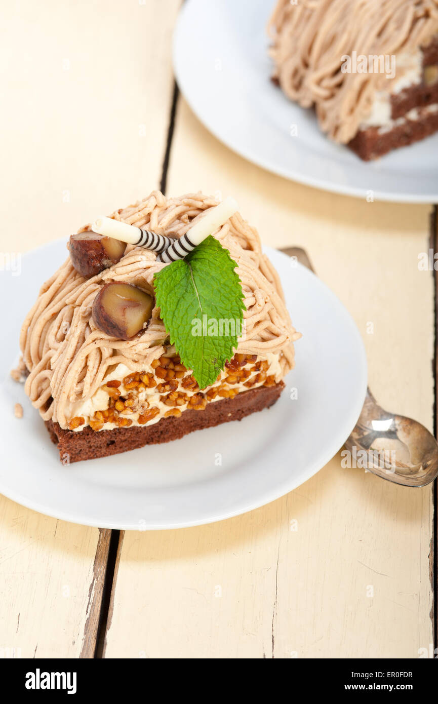 Freschi di forno crema di castagne dessert torta su bianco rustico tavolo in legno Foto Stock