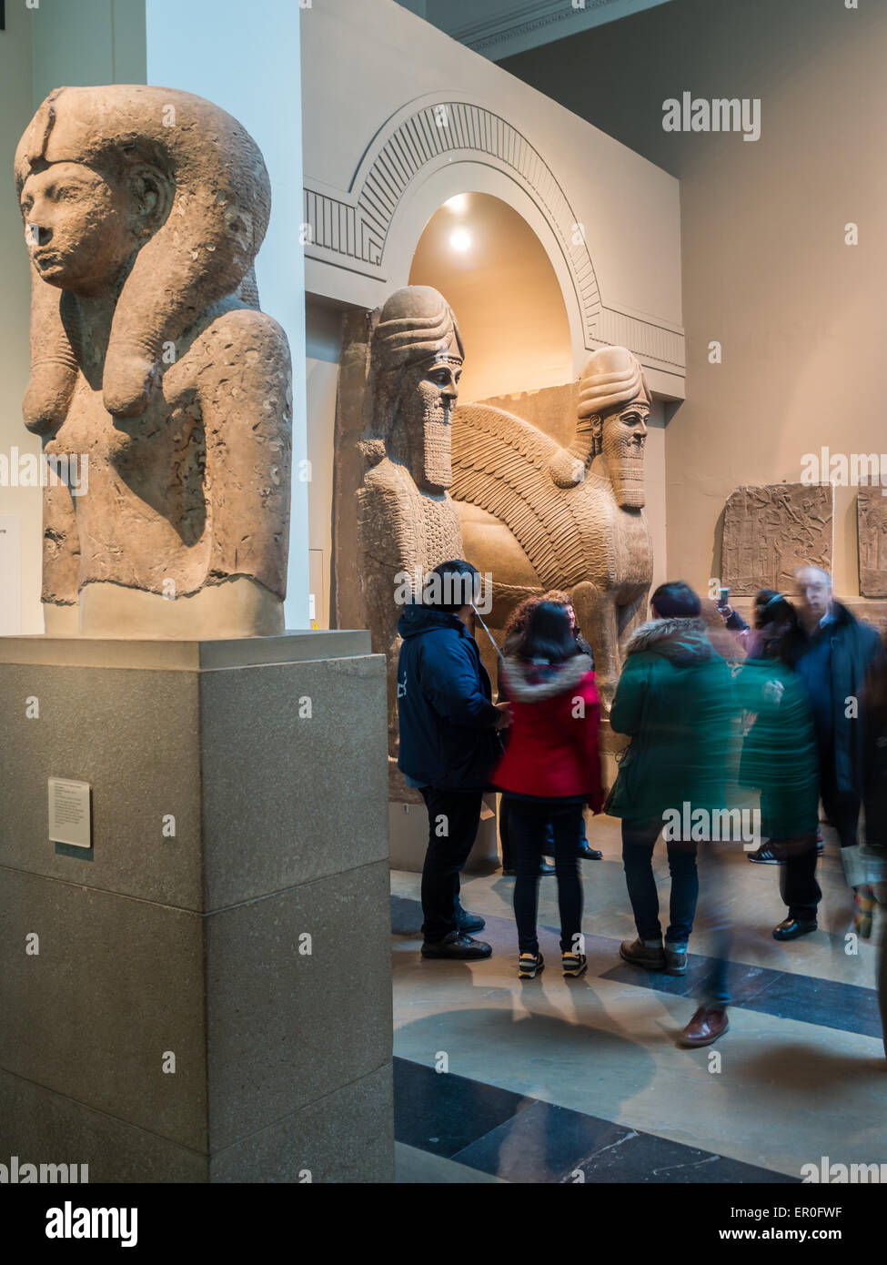 I visitatori nella sala assira presso il British Museum Foto Stock