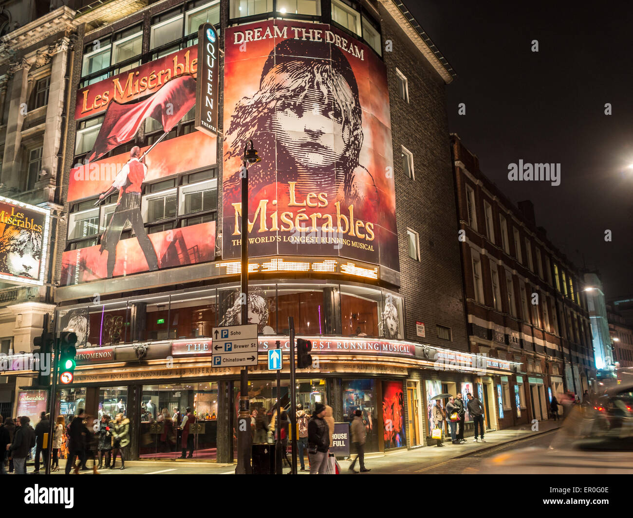 Night Shot del Queens Theatre facciata con Les Miserables poster Foto Stock