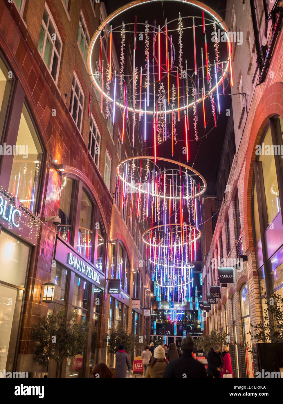Luci colorate decorazioni in London street per Natale Foto Stock
