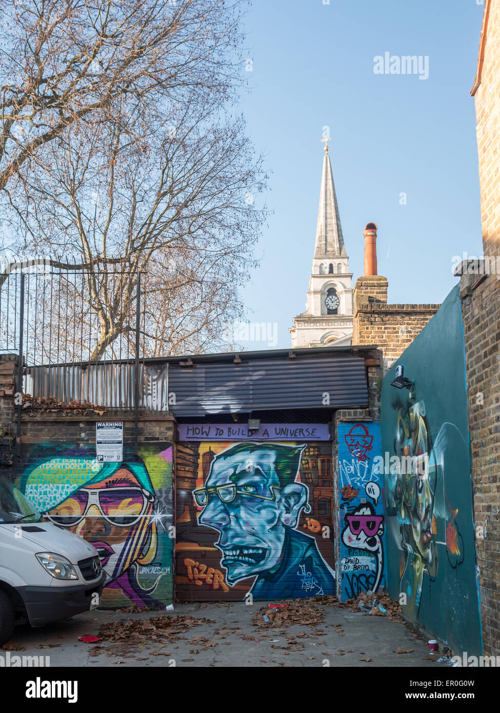 Graffiti sui muri di mattone di area di corsia edifici, Londra Foto Stock