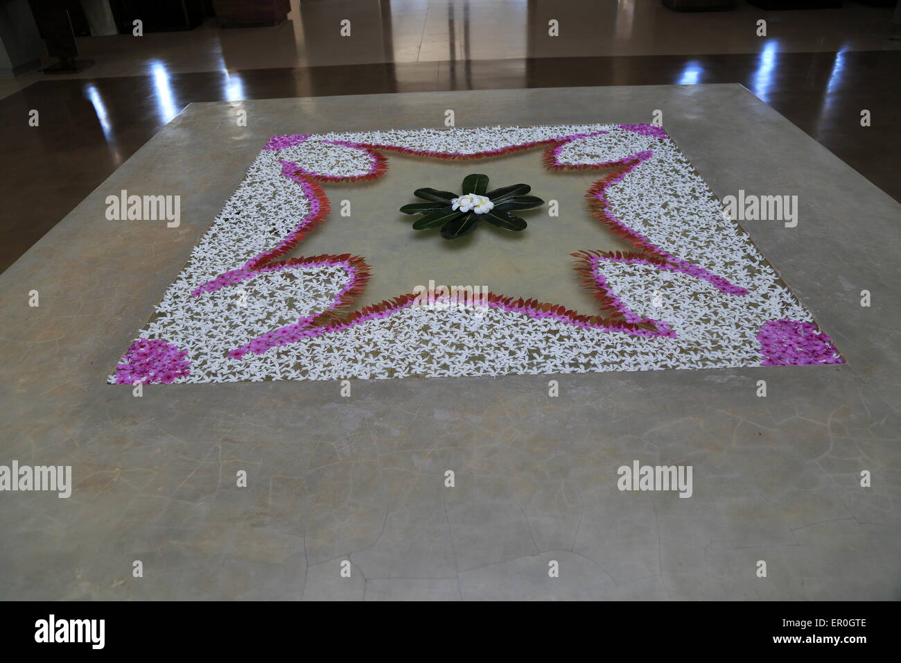 Il Frangipani petalo fiori design nella lobby di Amaya Beach Resort and Spa hotel, Pasikudah Bay, Provincia Orientale, Sri Lanka, Asia Foto Stock