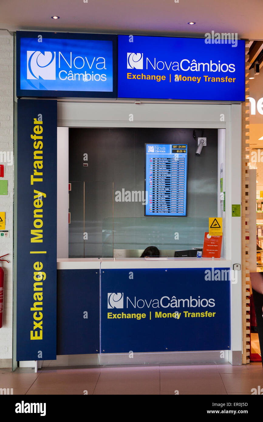 Bureau de Change Office gestito da Nova Cambios Novacâmbios Novacambios. Terminale di partenza 1, Lisbona aeroporto Portela, Portogallo Foto Stock