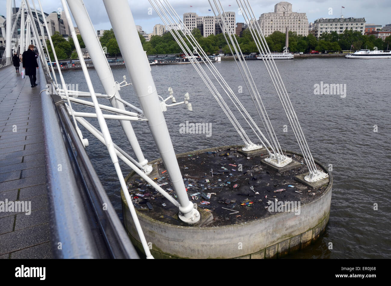 Londra, UK, 9 maggio 2014, il cimitero di skateboard in skaters che frequentano il South Bank su un lato est di supporto Hungerford b Foto Stock