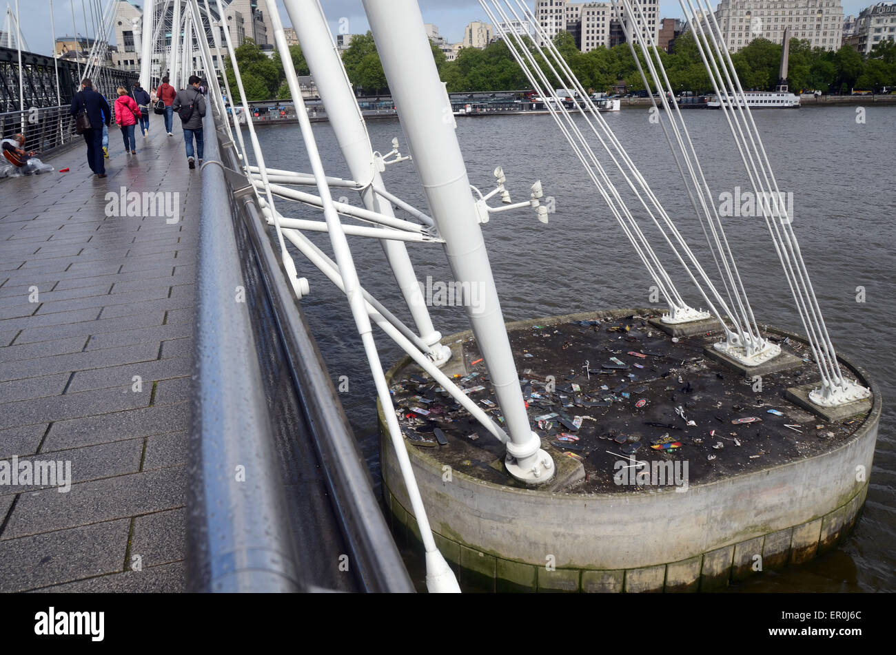 Londra, UK, 9 maggio 2014, il cimitero di skateboard in skaters che frequentano il South Bank su un lato est di supporto Hungerford b Foto Stock