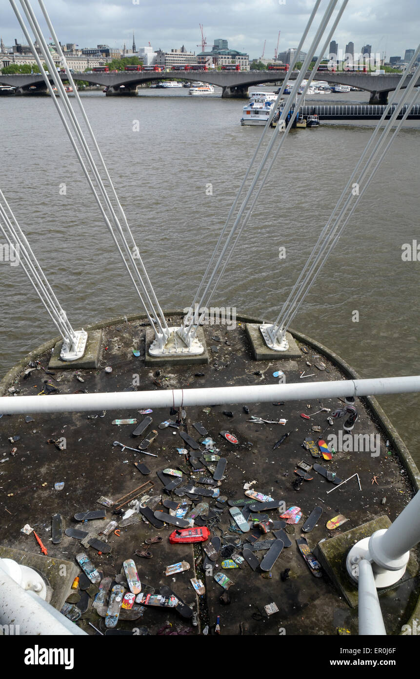 Londra, UK, 9 maggio 2014, il cimitero di skateboard in skaters che frequentano il South Bank su un lato est di supporto Hungerford b Foto Stock