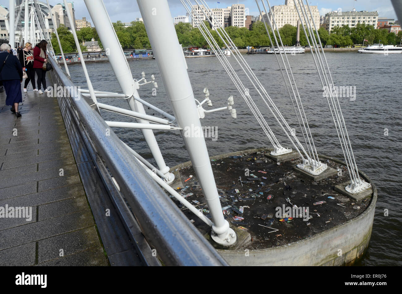 Londra, UK, 9 maggio 2014, il cimitero di skateboard in skaters che frequentano il South Bank su un lato est di supporto Hungerford b Foto Stock