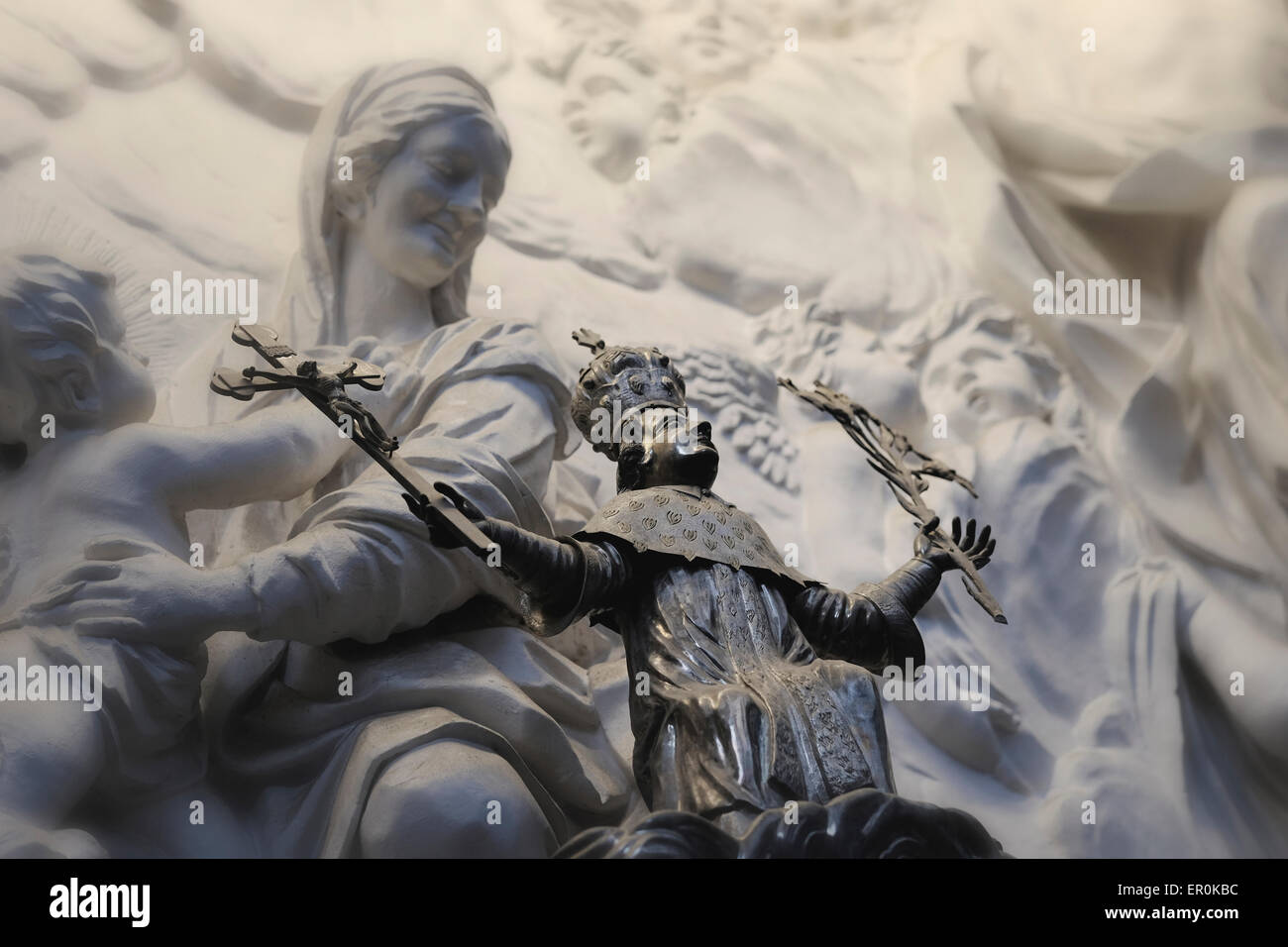 La statua in bronzo scolpita raffigura San Leone il grande, con un bastone sormontato da un crocifisso e una spada che si confronta con la Cattedrale di Vilnius, esposta dagli Unni, nella città vecchia di Vilnius, patrimonio dell'umanità dell'UNESCO e capitale della Lituania. Il rilievo sullo sfondo raffigura gli apostoli San Pietro e San Paolo, che, secondo la leggenda, apparvero ad Attila e lo convinsero a non invadere Roma nel V secolo. Foto Stock