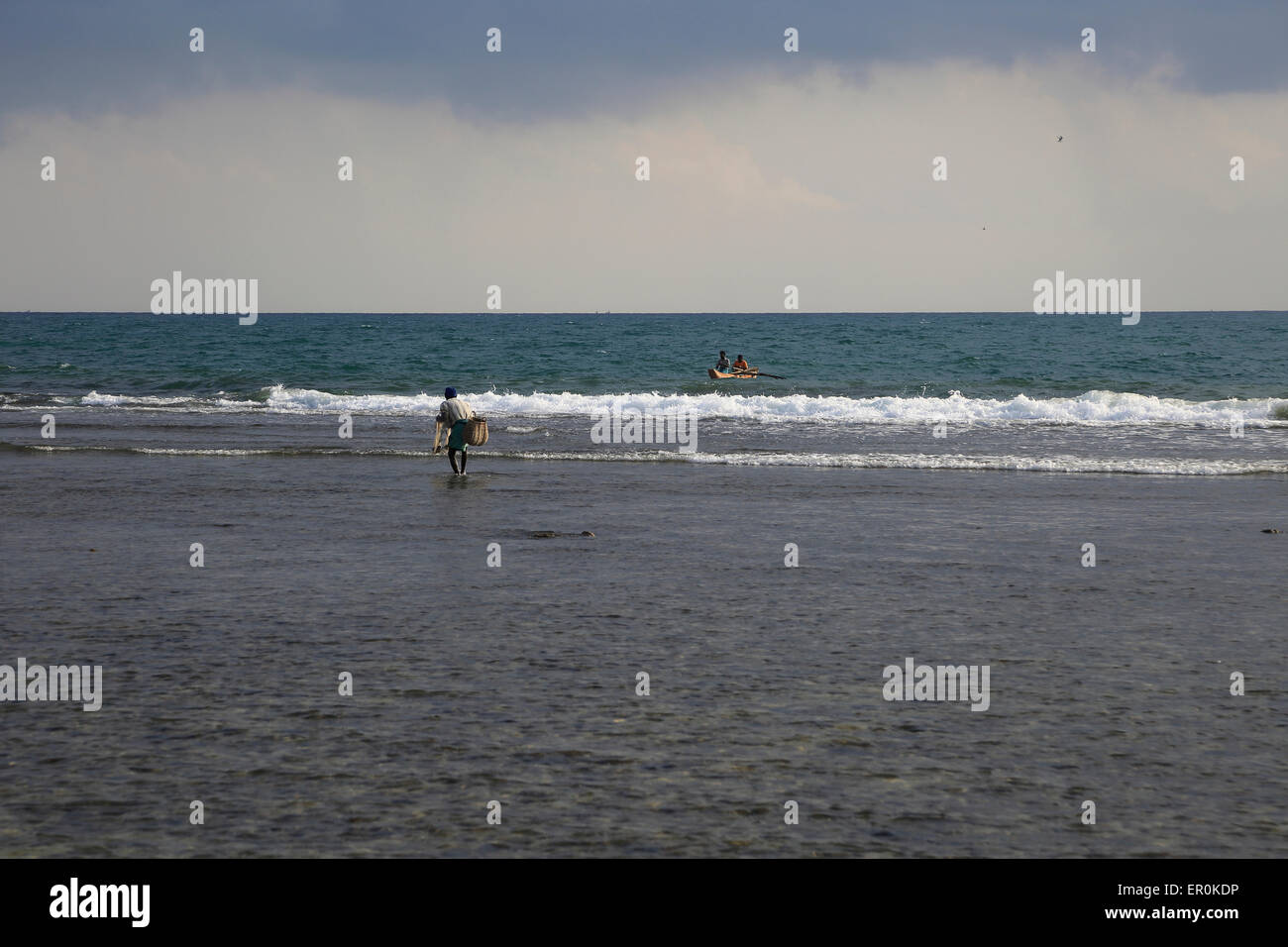 Persone di pesca offshore Coral reef, Pasikudah Bay, Provincia Orientale, Sri Lanka, Asia Foto Stock