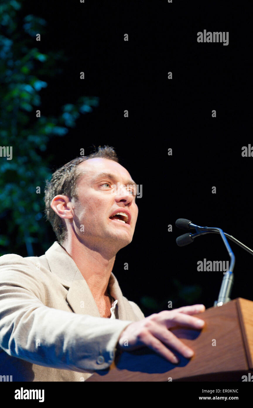 Hay-on-Wye, Powys, Regno Unito. Il 24 maggio 2015. Jude Law a lettere evento live con Jude Law, Louise Brealey, Sarah Lancashire, Sandi Toksvig, Colm Tóibín, Andrew O'Hagan, Kelvin Jones, Lisa Dwan e Stephen Fry. Credito: Graham M. Lawrence/Alamy Live News. Foto Stock