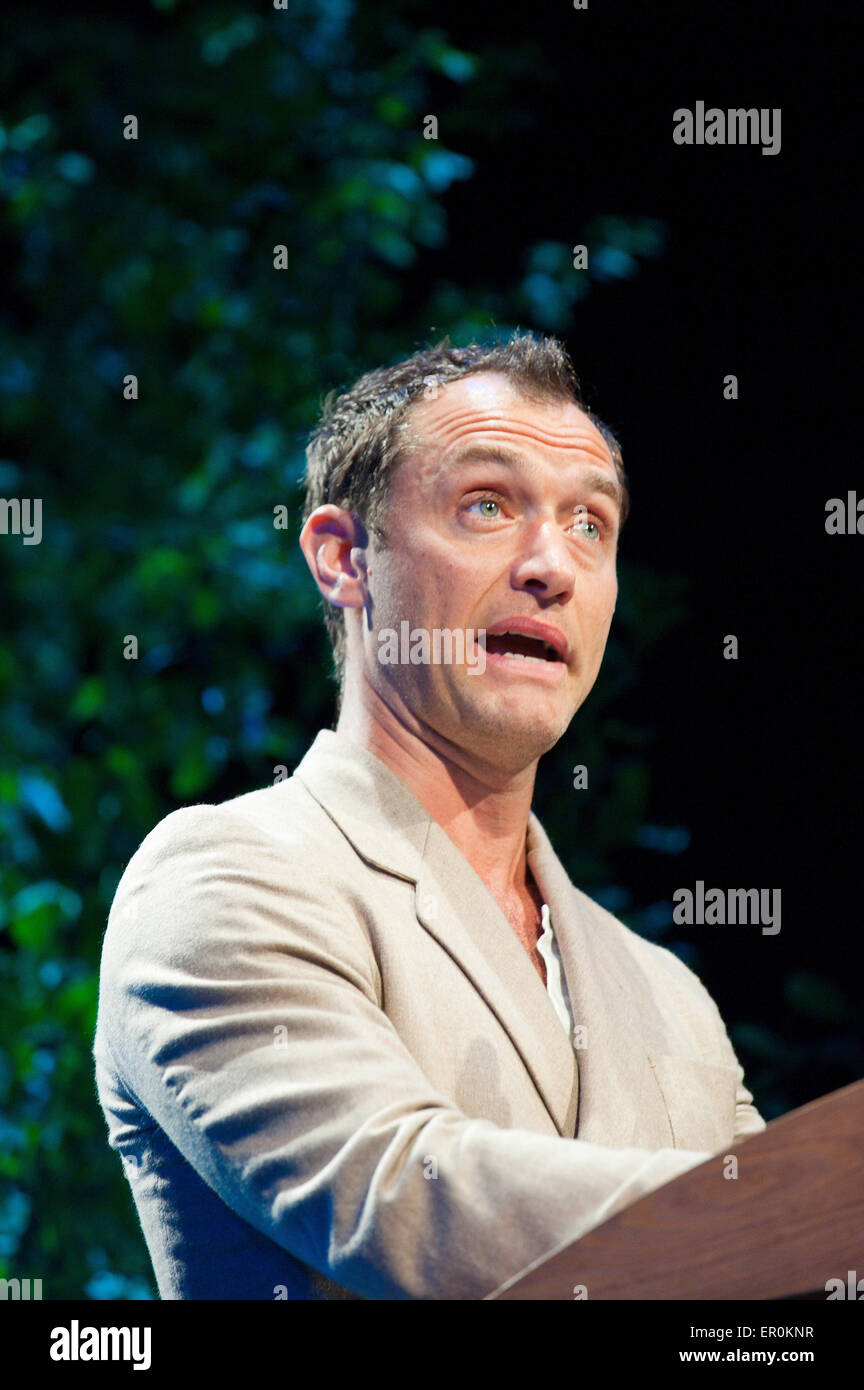 Hay-on-Wye, Powys, Regno Unito. Il 24 maggio 2015. Jude Law a lettere evento live con Jude Law, Louise Brealey, Sarah Lancashire, Sandi Toksvig, Colm Tóibín, Andrew O'Hagan, Kelvin Jones, Lisa Dwan e Stephen Fry. Credito: Graham M. Lawrence/Alamy Live News. Foto Stock