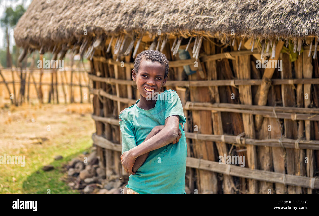 Etiope giovane ragazzo davanti a casa sua. Foto Stock