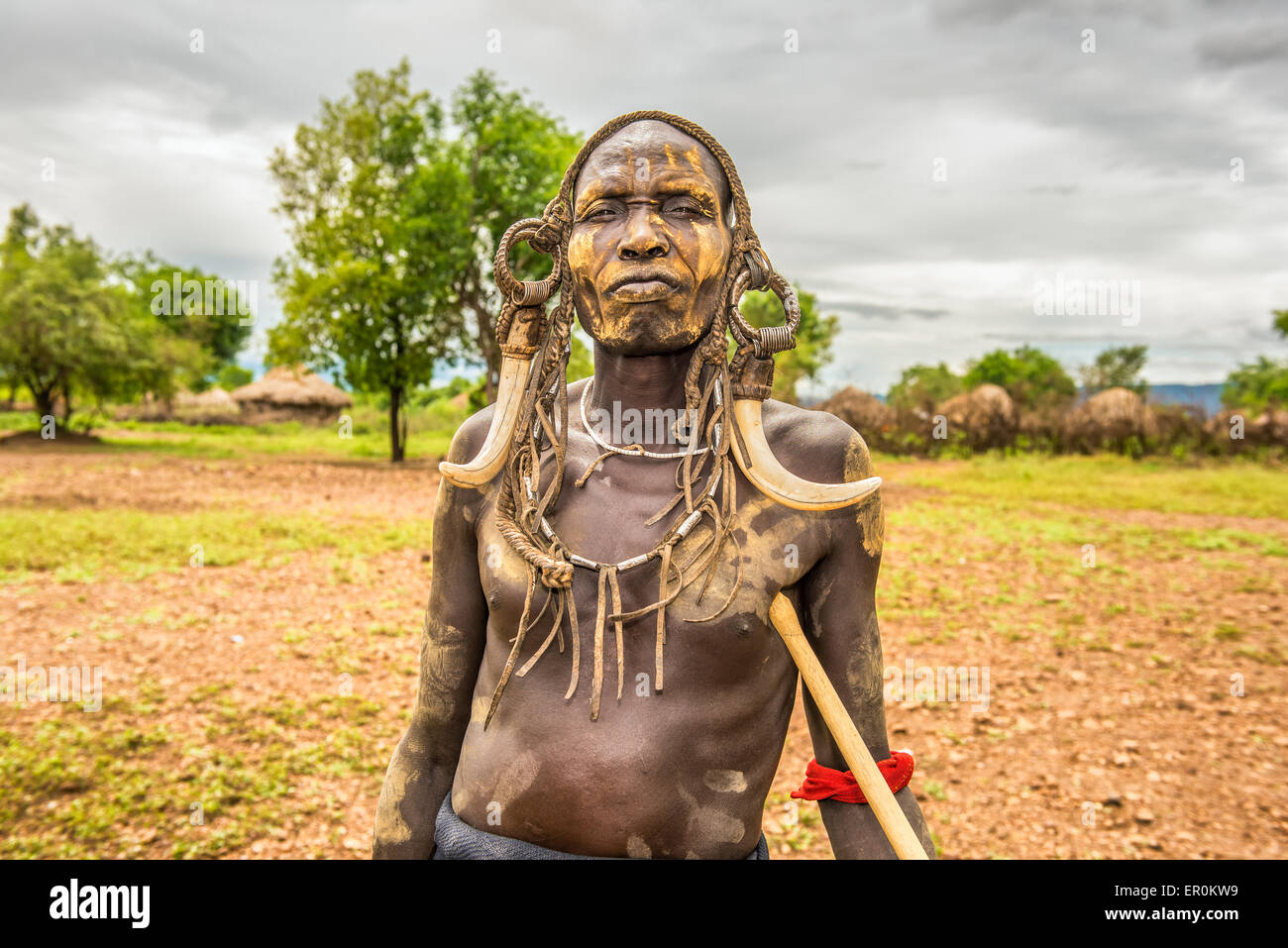 Guerriero dalla tribù africana Mursi con corna tradizionali nel Parco Nazionale di Mago, Etiopia. Foto Stock