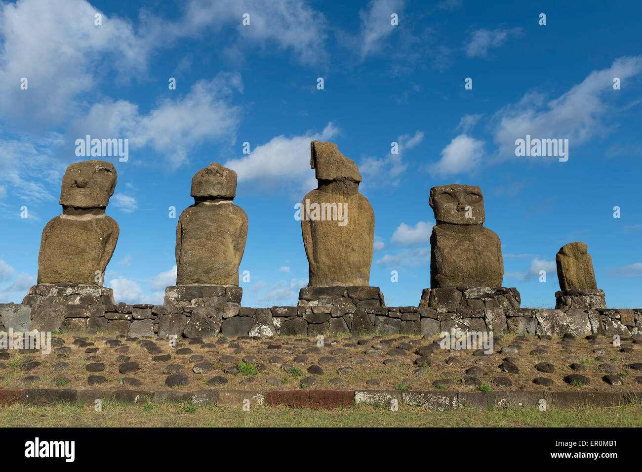 Moais a Tahai complesso cerimoniale, Hanga Roa, Parco Nazionale di Rapa Nui, Isola di Pasqua, Cile, Patrimonio Mondiale dell Unesco Foto Stock
