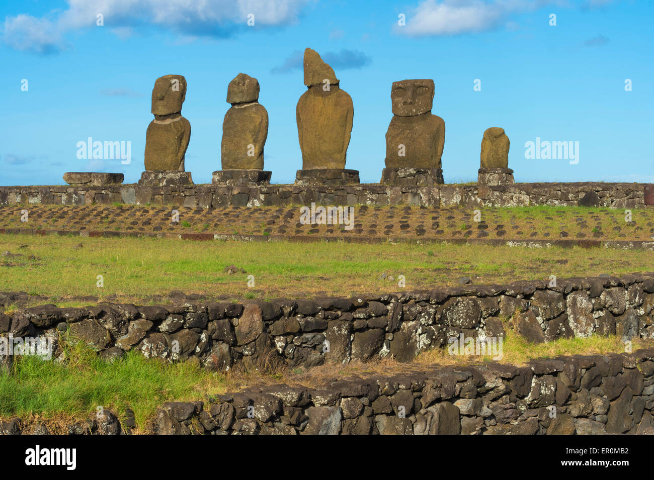 Moais a Tahai complesso cerimoniale, Hanga Roa, Parco Nazionale di Rapa Nui, Isola di Pasqua, Cile, Patrimonio Mondiale dell Unesco Foto Stock