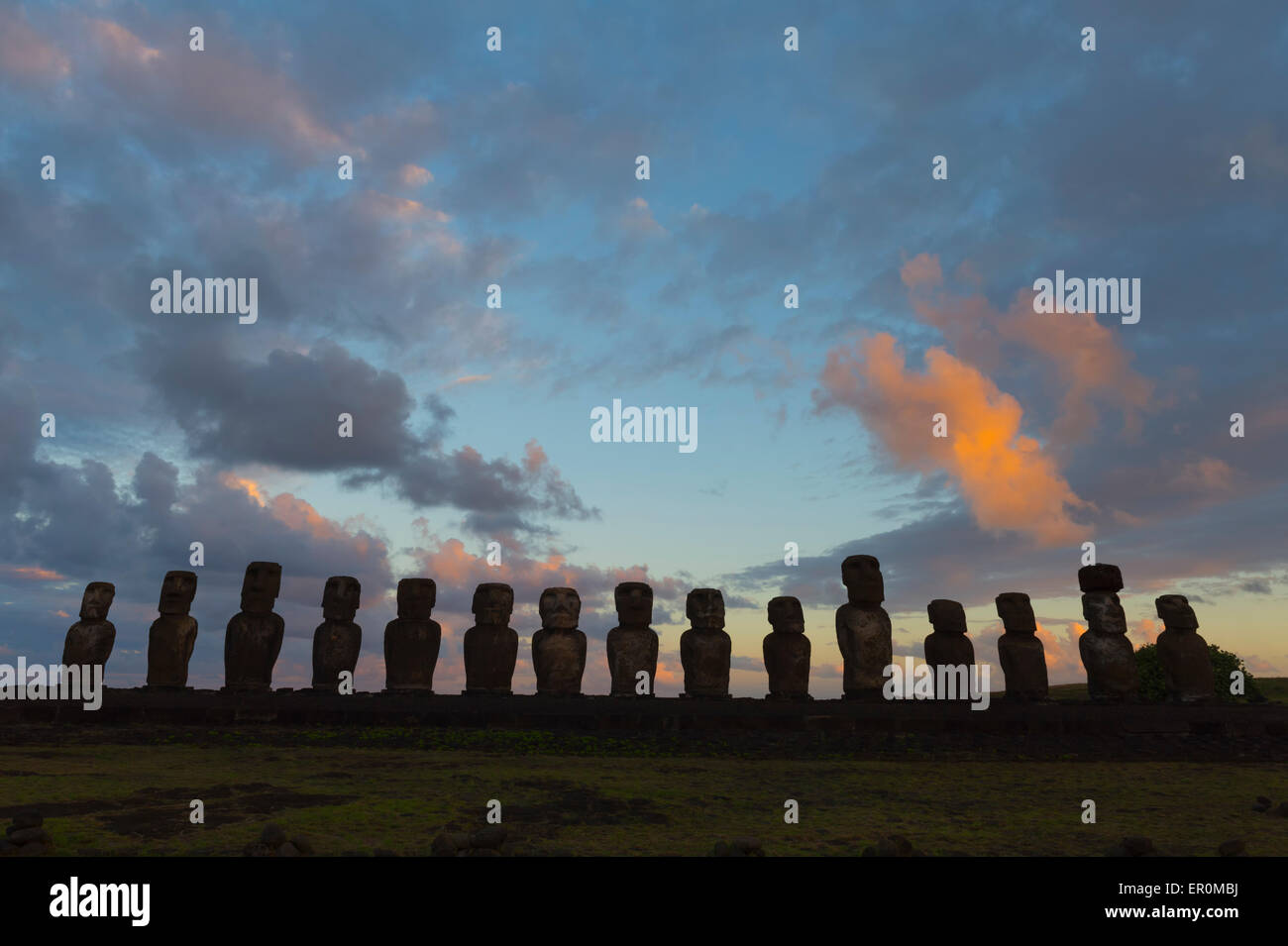 Ahu Tongariki al tramonto, Parco Nazionale di Rapa Nui, Isola di Pasqua, Cile, Patrimonio Mondiale dell Unesco Foto Stock