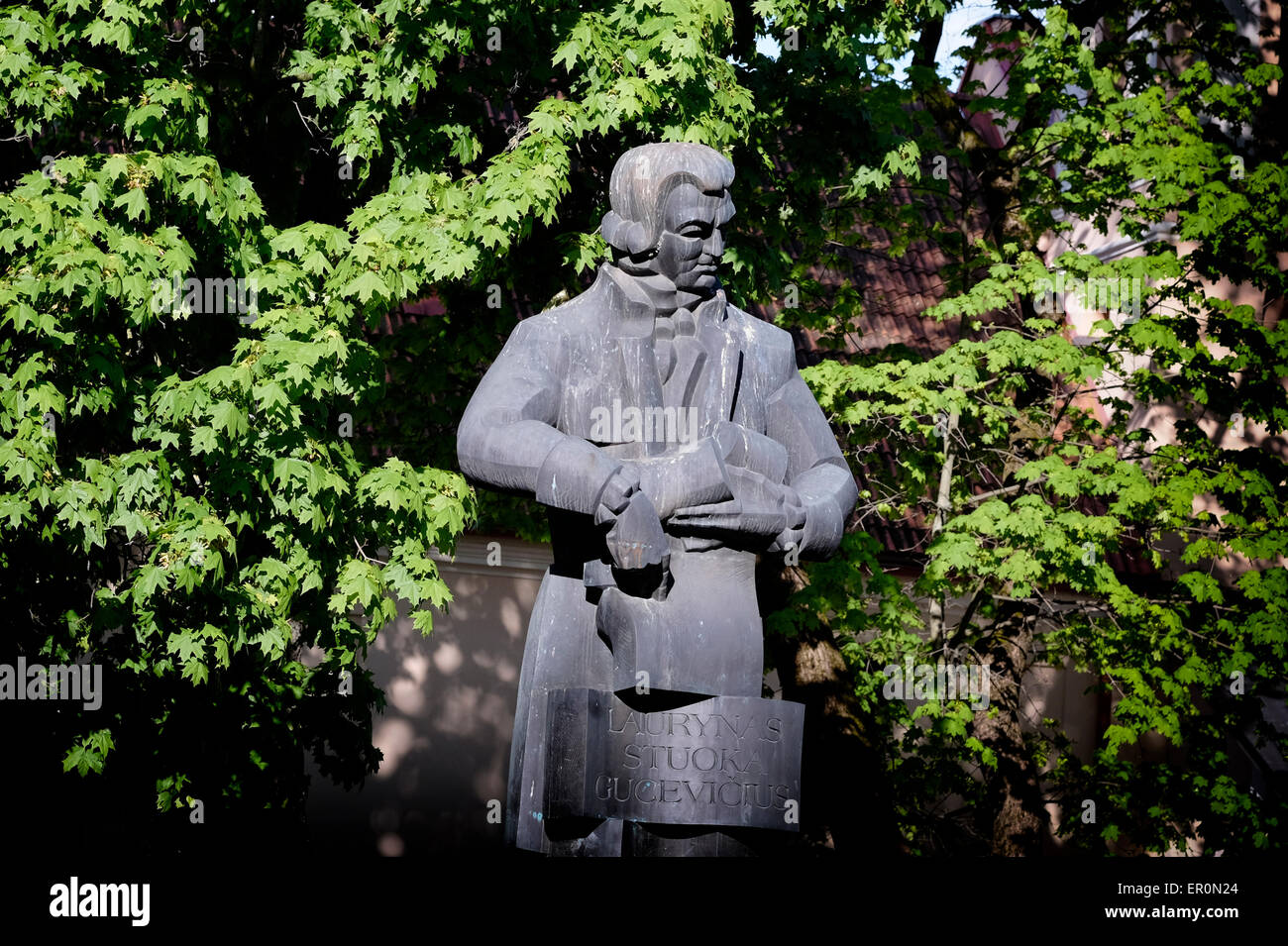 Una statua dedicata a Laurynas Gucevicius (1753-1798), architetto della cattedrale di Vilnius, nella città vecchia di Vilnius, capitale della Lituania Foto Stock