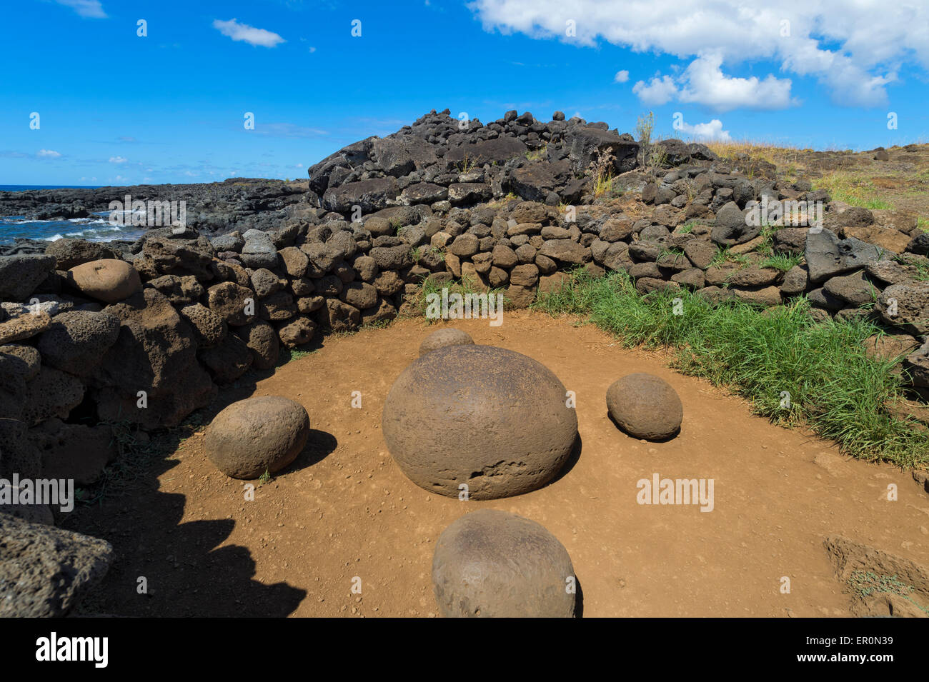 Te Pito Kura Henua pietra (ombelico del mondo), il Parco Nazionale di Rapa Nui, Isola di Pasqua, Cile, Patrimonio Mondiale dell Unesco Foto Stock
