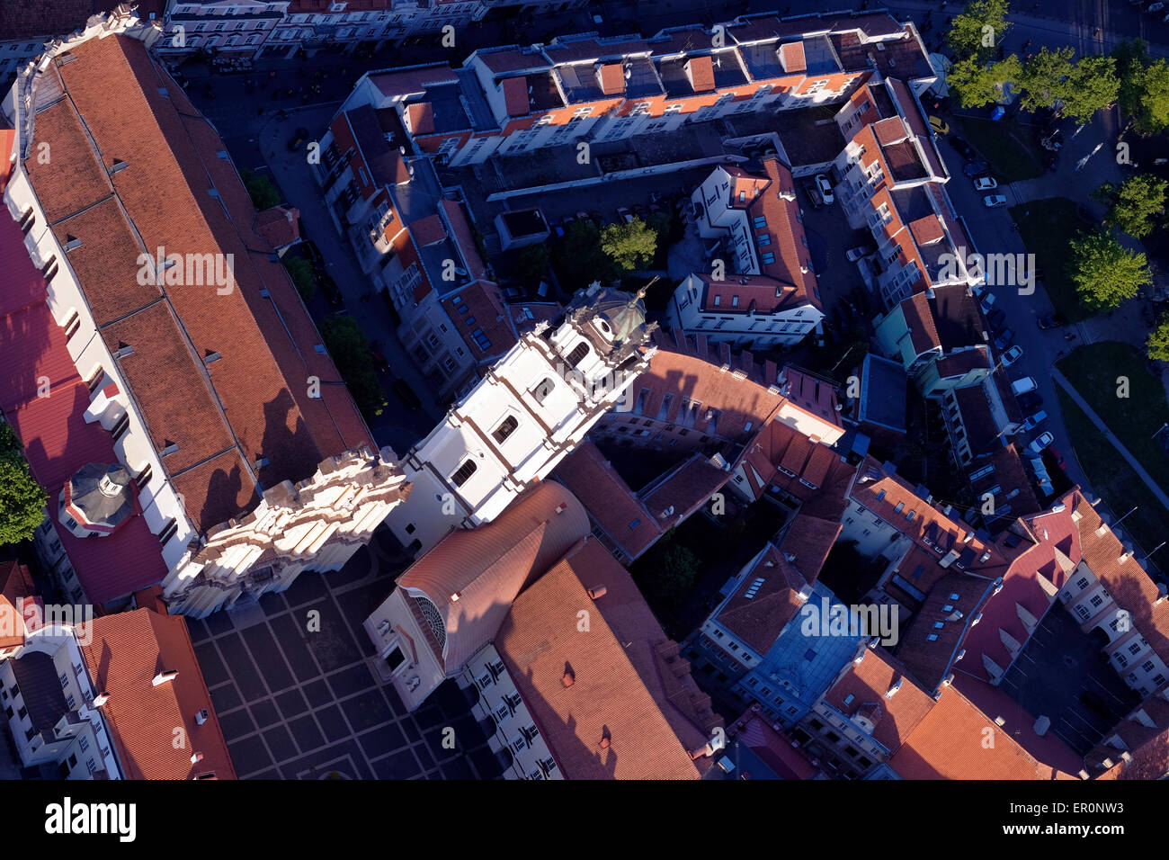 Vista aerea del complesso universitario di Vilnius fondato nel 16 ° secolo nella città vecchia di Vilnius, un sito patrimonio dell'umanità dell'UNESCO e capitale della Lituania. Foto Stock