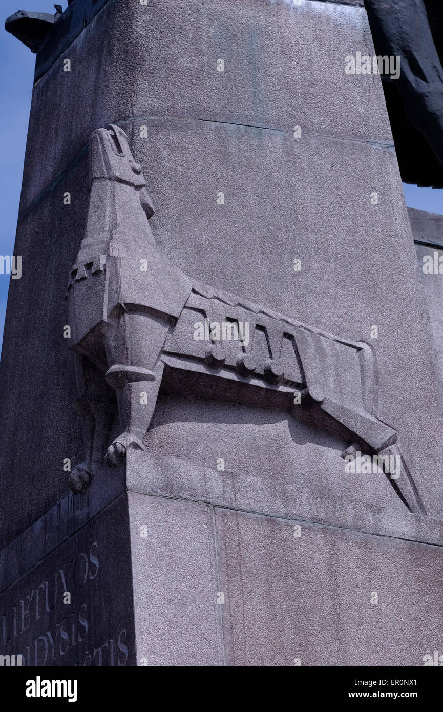 Figura scolpita del lupo di ferro che è un personaggio mitico da una leggenda medioevale della fondazione di Vilnius presso la statua di Gediminas in piazza Duomo nella città vecchia di Vilnius un Sito Patrimonio Mondiale dell'UNESCO e capitale della Lituania. Foto Stock