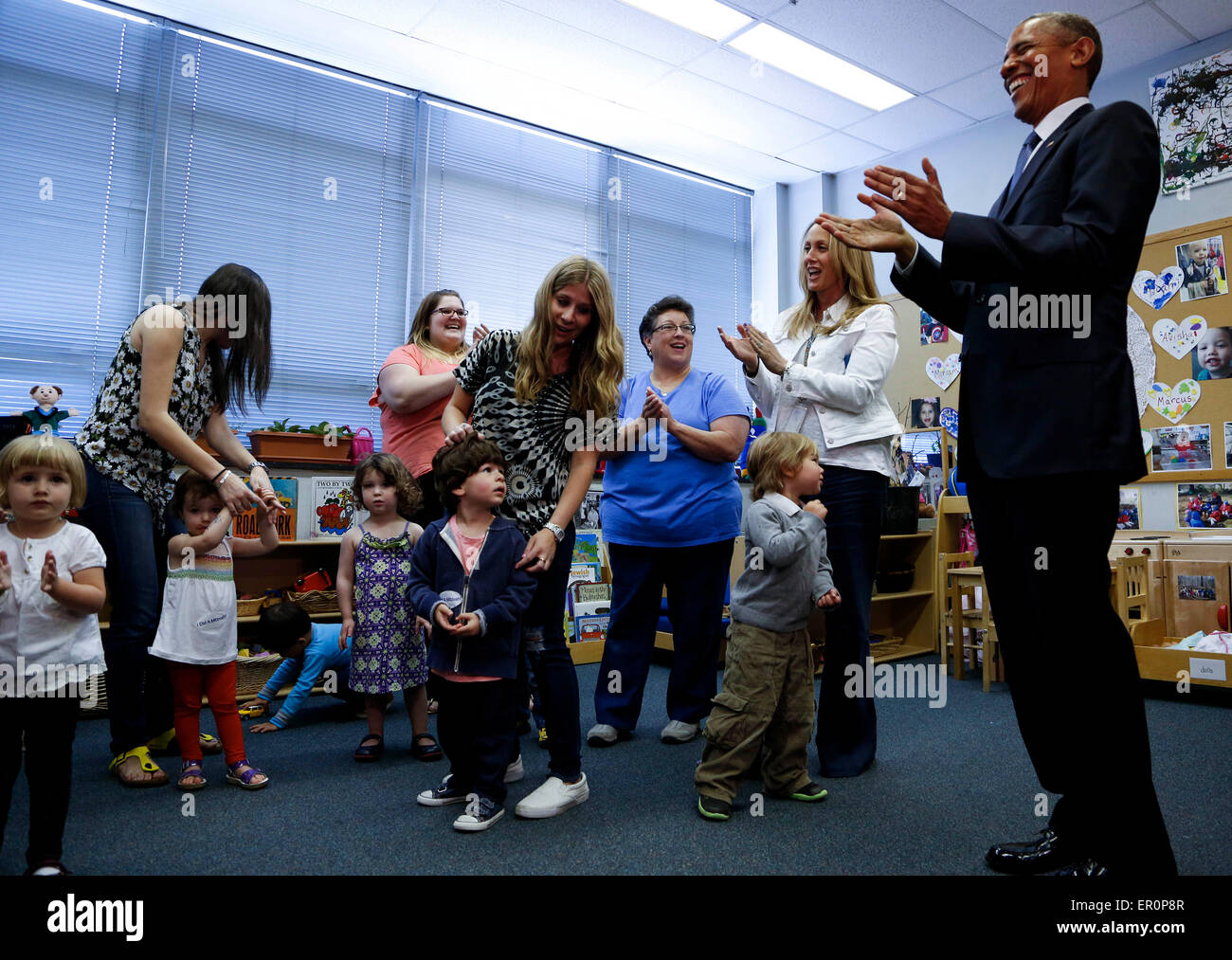 Washington, DC. 22 Maggio, 2015. Il Presidente degli Stati Uniti Barack Obama visite pre-schoolers in aula a Adas Israele Congregazione dopo erogazione di commento in festa ebraica di American Heritage mese, Venerdì 22 Maggio, 2015, a Washington, DC. Credito: Aude Guerrucci/Piscina via CNP - nessun filo SERVICE - © dpa/Alamy Live News Foto Stock