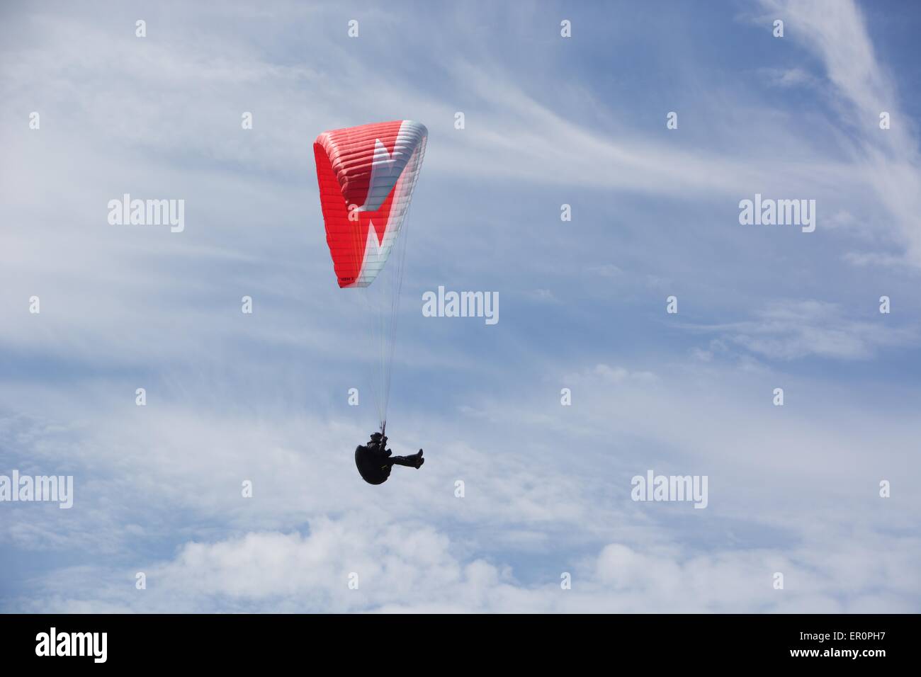 Un para-pilota di parapendio vola nel cielo. Foto Stock