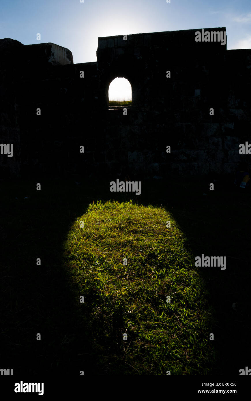 Silhouette di Fort Speelwijk, un forte olandese situato in una zona ora chiamata Banten lama (Old Banten) a Serang, Banten, Indonesia. Foto Stock