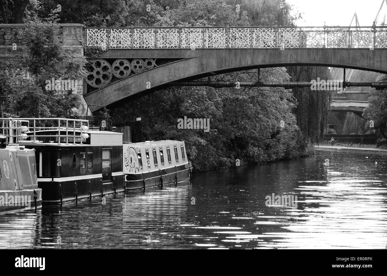 Canal barcone sul canal fiume di Regents Park a Londra con il ponte sul Foto Stock
