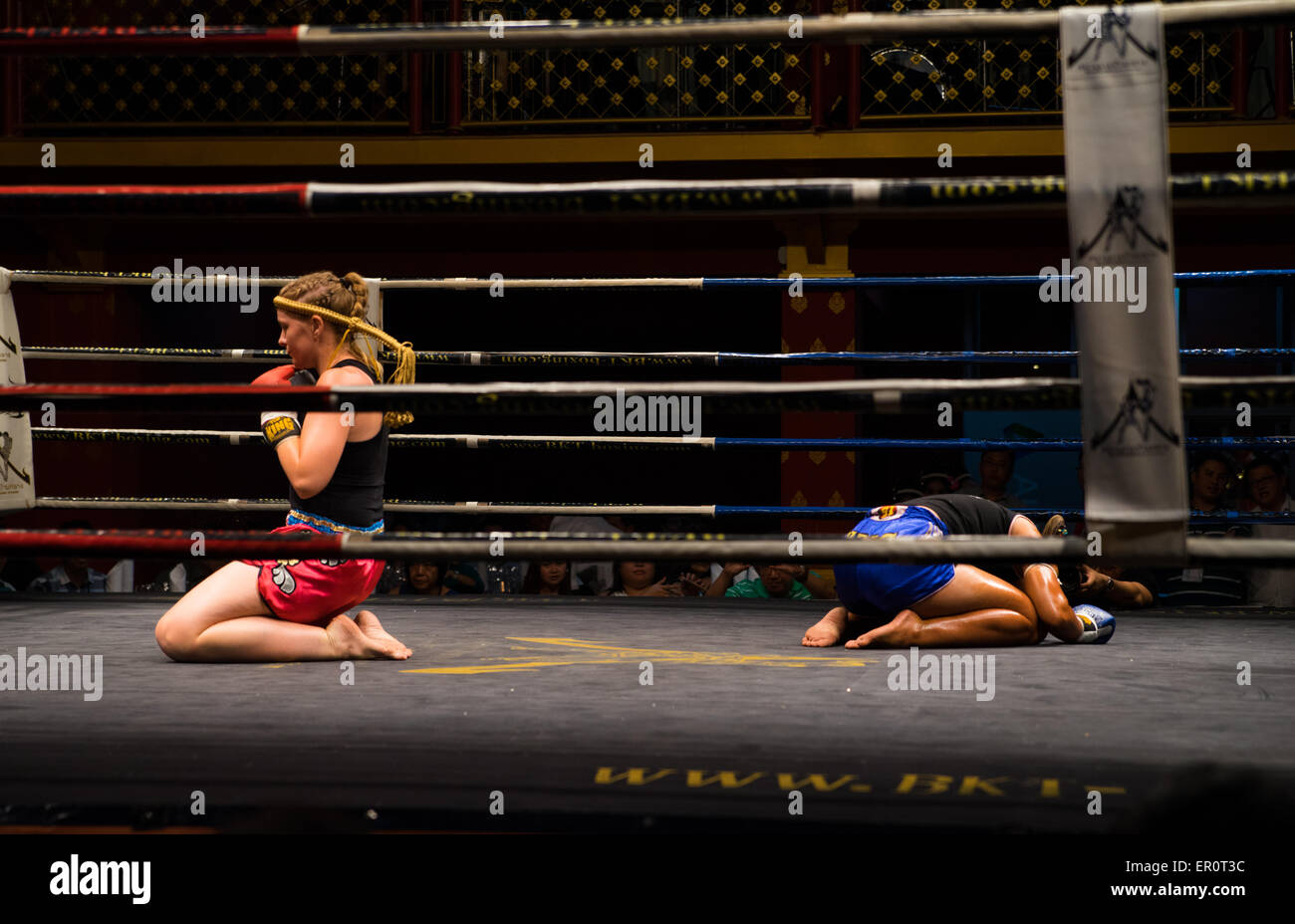 Due femmina Muay Thai fighter andando attraverso pre-lotta rituale Foto Stock