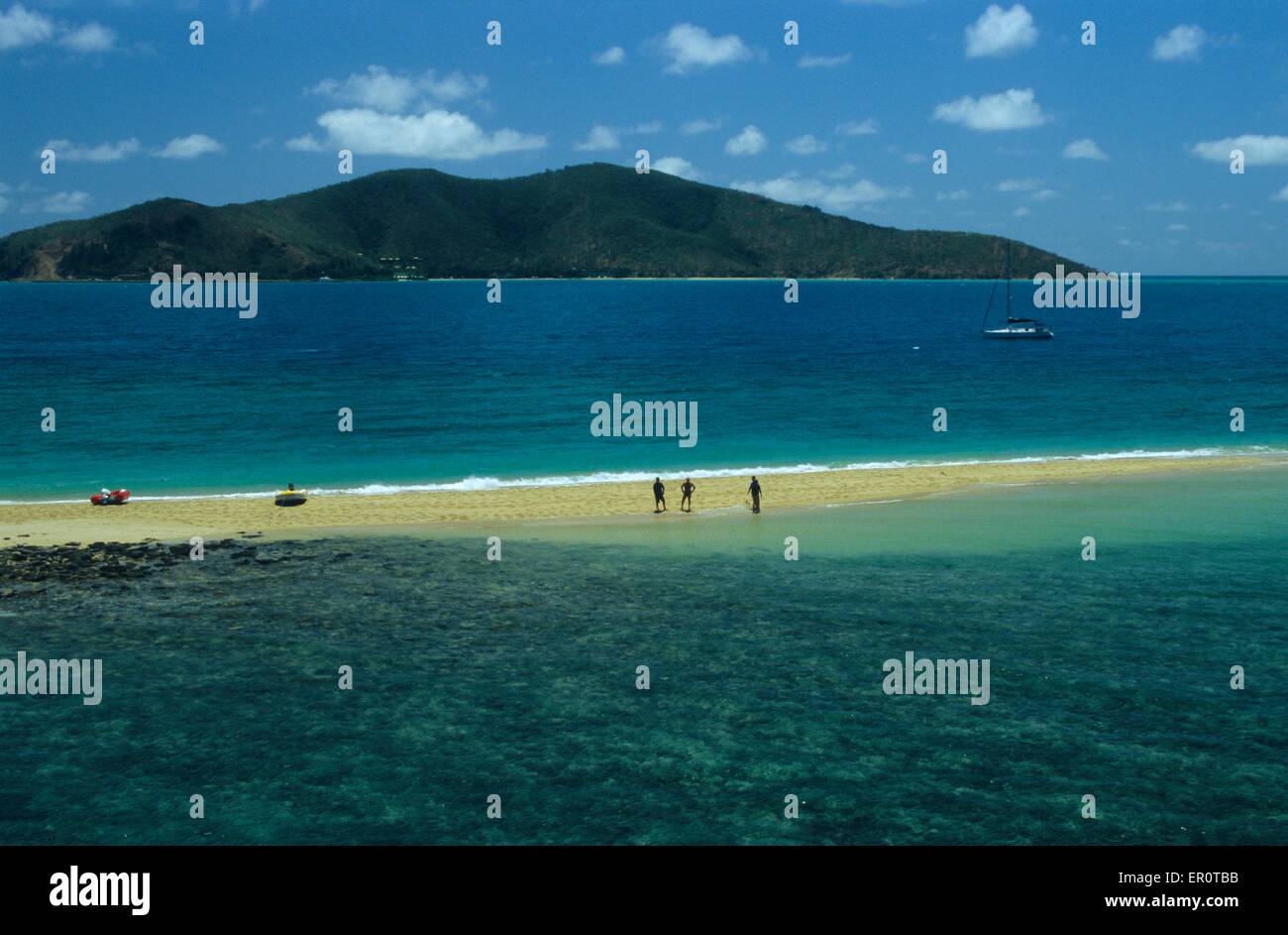 Australia, Queensland, isole Whitsunday, la spiaggia e la scogliera di Langford island e retro Hayman Island (vista aerea) // Australie, Foto Stock