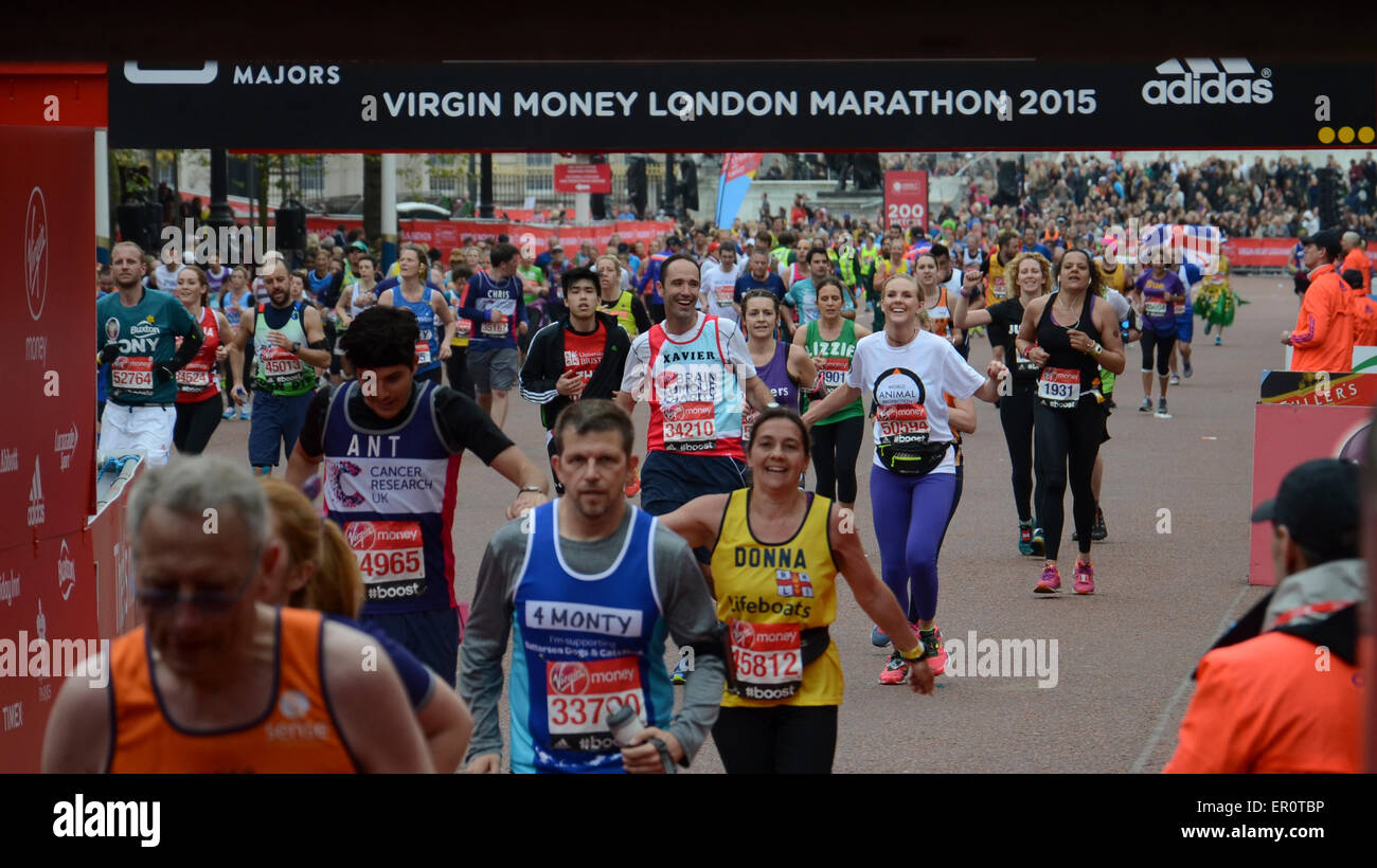 Soldi VIRGIN LONDON MARATHON 2015 Foto Stock