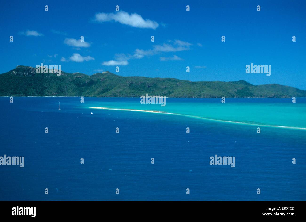 Australia, Queensland, isole Whitsunday, gancio isola con reek banca chiamata un piede isola (vista aerea) // Australie, Queensl Foto Stock