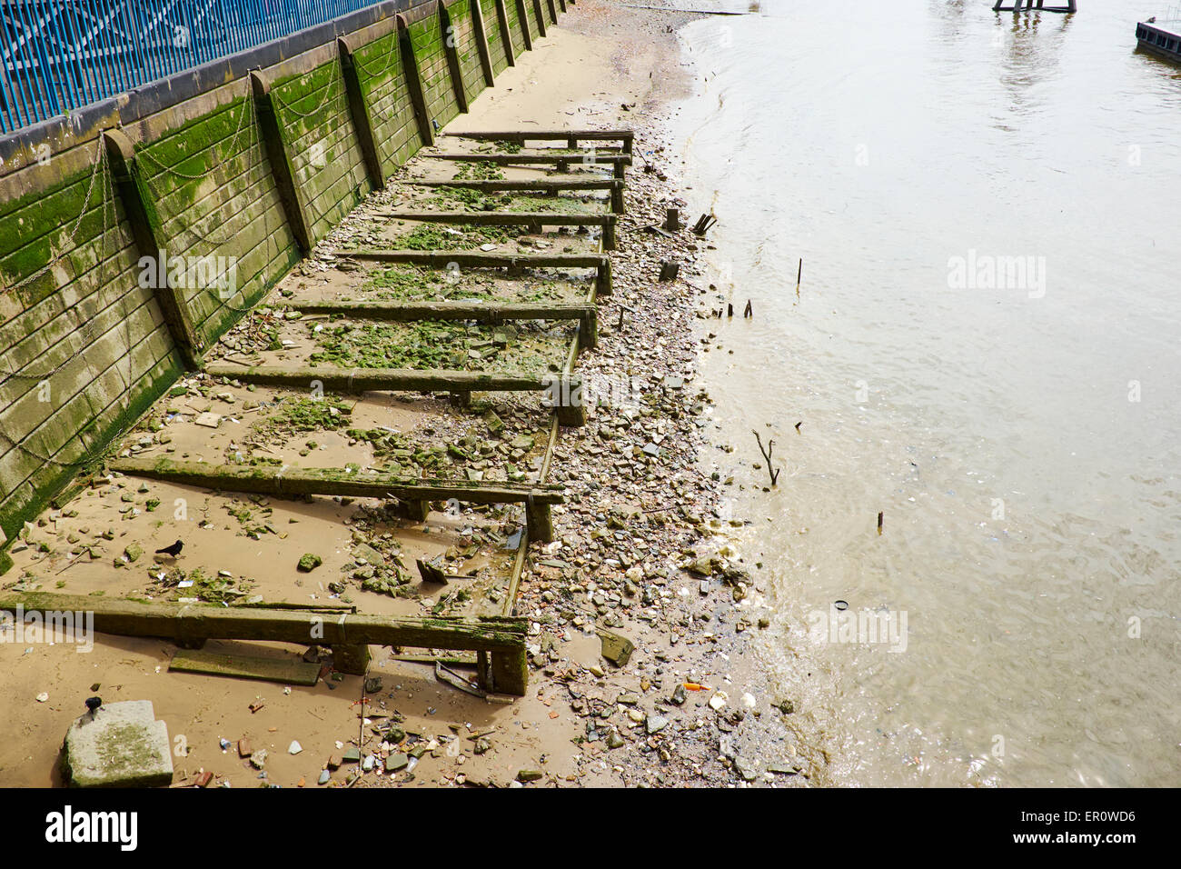 La bassa marea lungo il fiume Tamigi Old Billingsgate a piedi City Of London REGNO UNITO Foto Stock