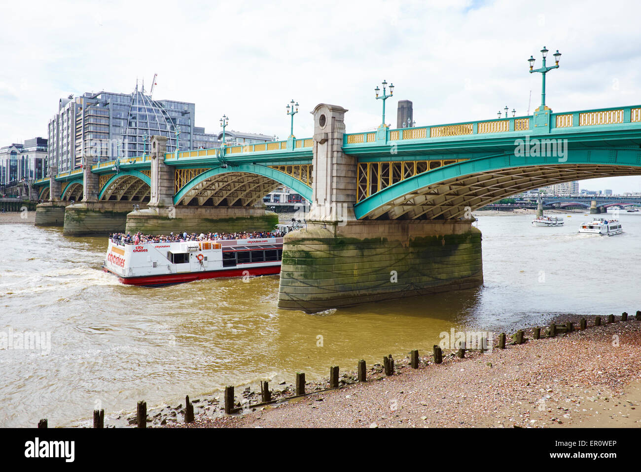 Southwark Bridge sul fiume Tamigi London REGNO UNITO Foto Stock