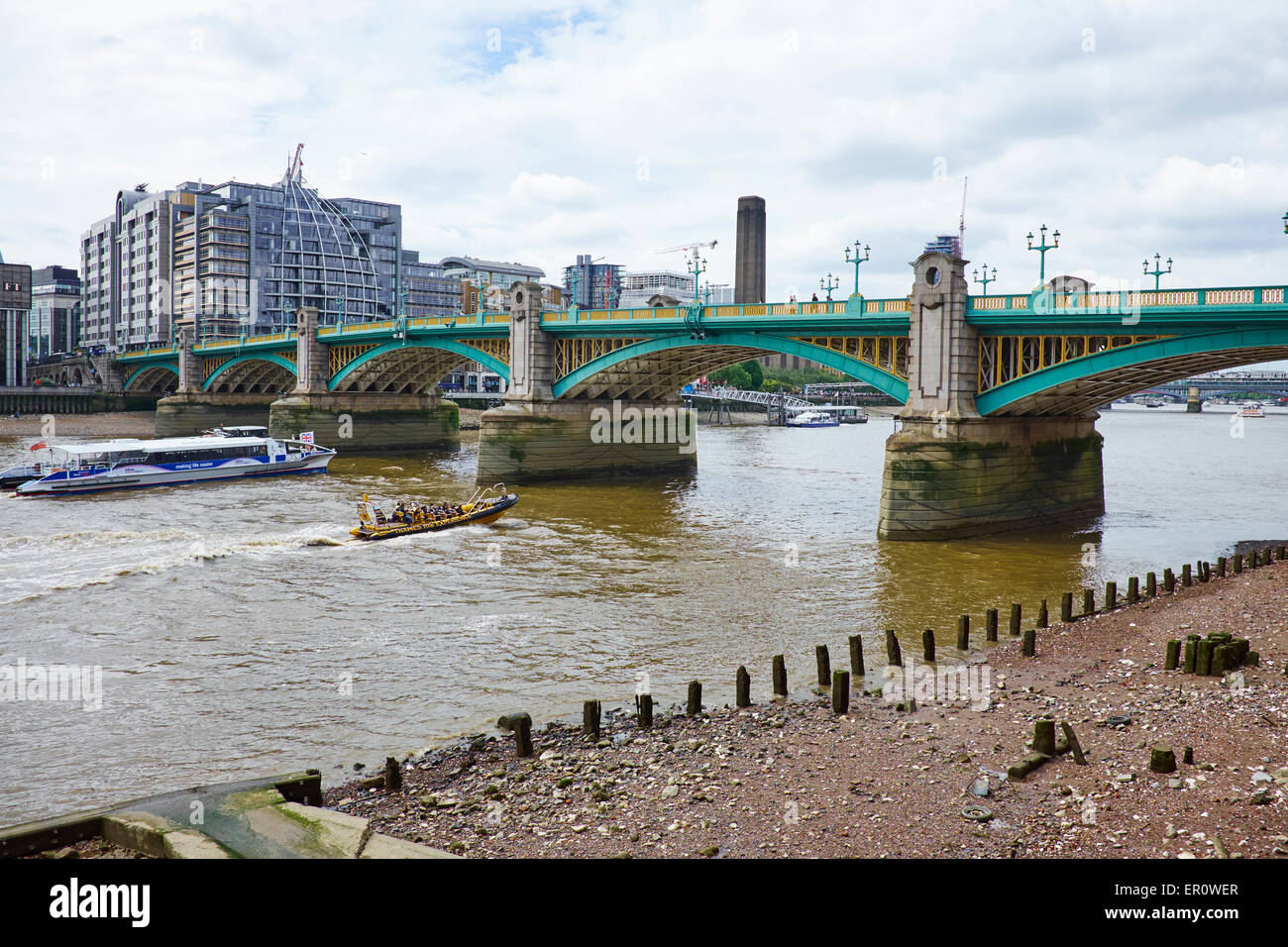 Southwark Bridge sul fiume Tamigi London REGNO UNITO Foto Stock
