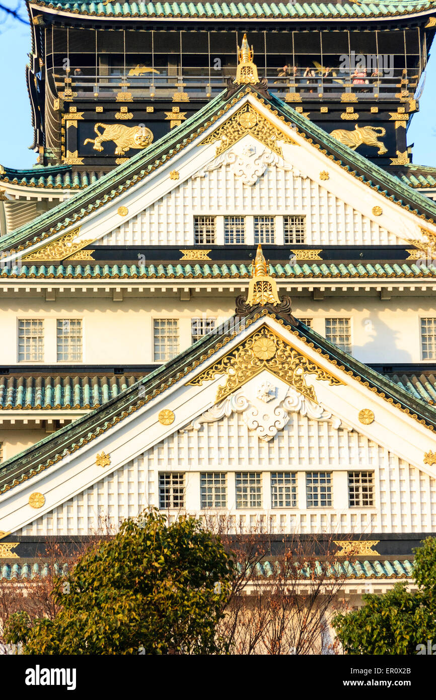Il castello di Osaka. Close up shot teleobiettivo della parte superiore del tenshu, il castello di mantenere, sullo sfondo di un cielo blu chiaro. Torre di guardia sulla sommità di mantenere. Foto Stock