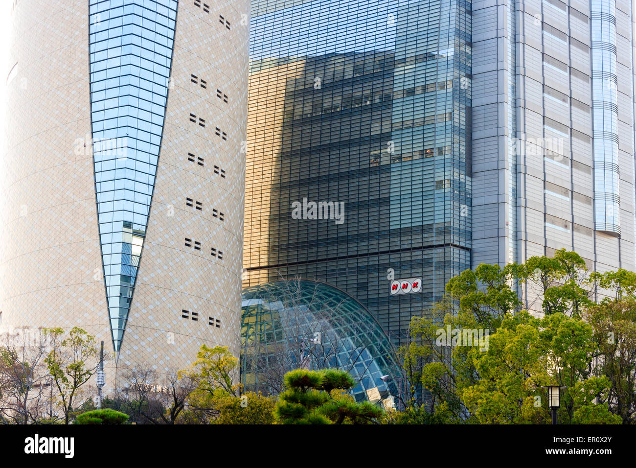 Primo piano dell'edificio della sede centrale di Osaka, NHK, l'emittente giapponese. Edificio a globo di vetro tra due alte torri di vetro e mattoni. Foto Stock