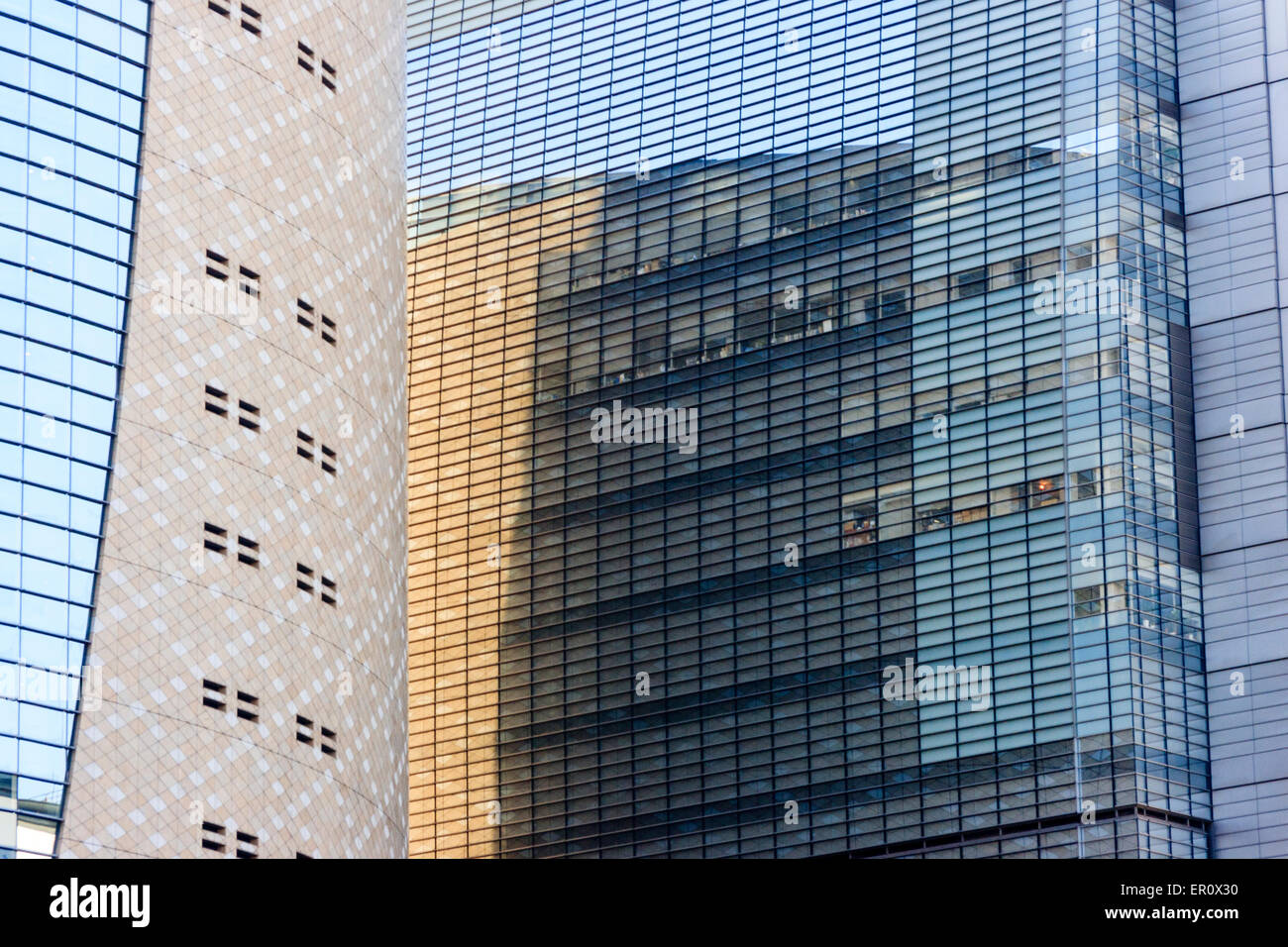 Primo piano dell'edificio della sede centrale di Osaka, NHK, l'emittente giapponese. Edificio a globo di vetro tra due alte torri di vetro e mattoni. Foto Stock