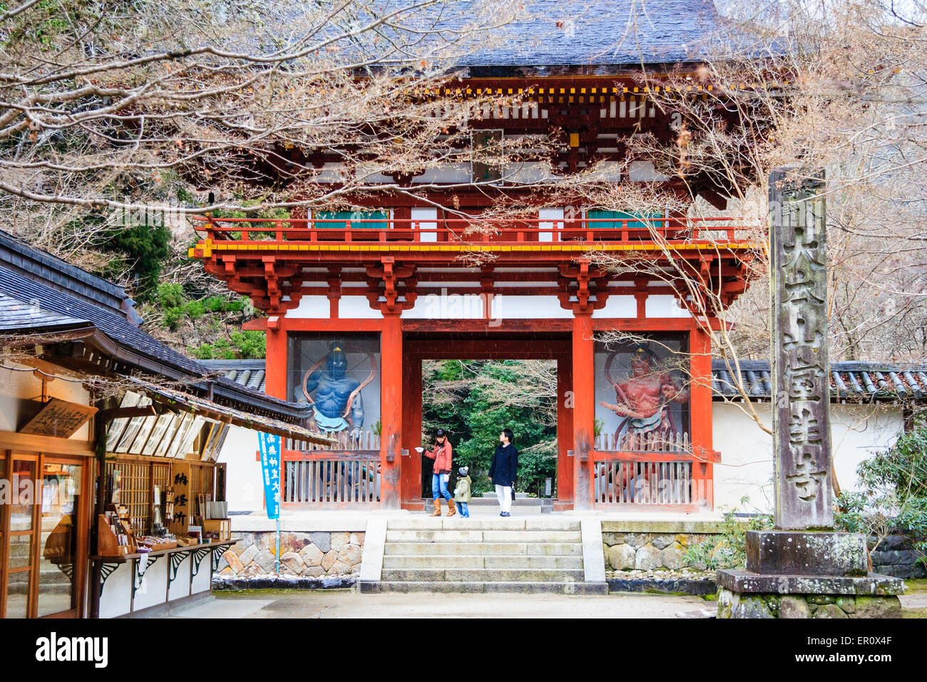 Famiglia alla porta bianca e vermiglio Niomon, la porta di due Re Deva, l'ingresso principale al tempio Murou-ji, Uda, Giappone i l'inverno. Foto Stock