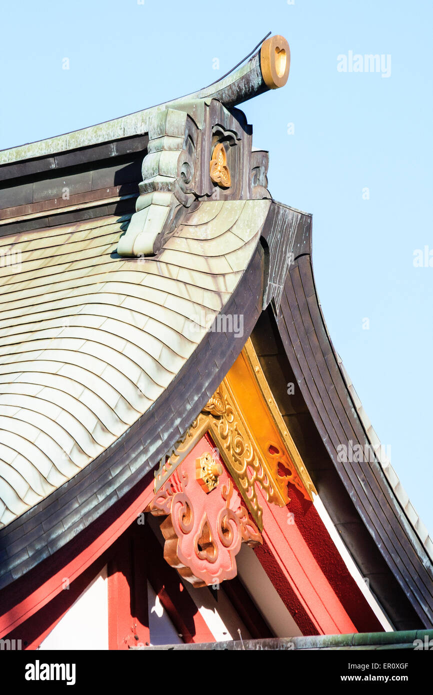 Tetto del santuario giapponese Shintoista. La piastra terminale, Kamon, con le travi a ginetta Hafuita e Hafukazari e il Gegyo ornato di giunzione, keygo Foto Stock