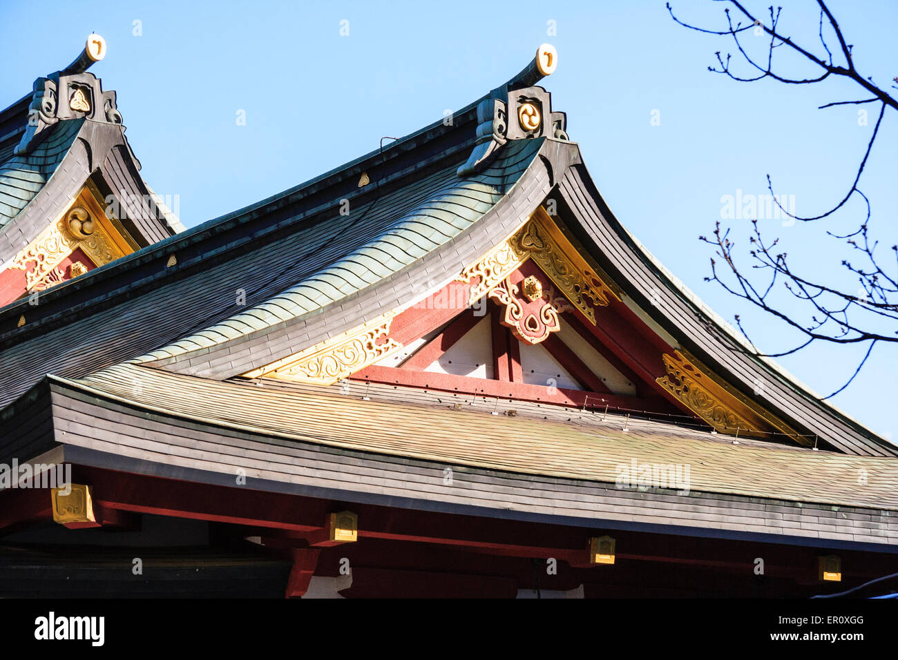 Tetto del santuario giapponese Shintoista. La piastra terminale, Kamon, con le travi a ginetta Hafuita e Hafukazari e il Gegyo ornato di giunzione, keygo Foto Stock