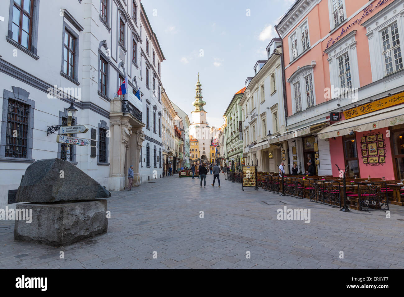Una strada pedonale nel centro storico di Bratislava durante il giorno Foto Stock