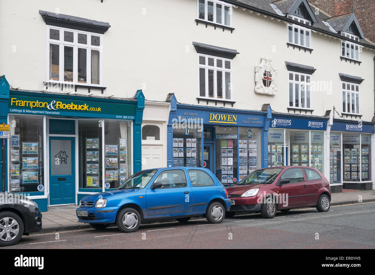 Fila di agenti immobiliari uffici delle città di Durham, North East England, Regno Unito Foto Stock