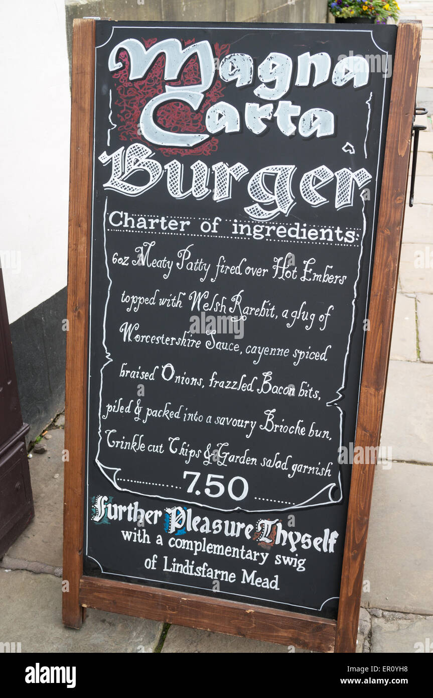 Divertente il fast food advert Magna Charta Burger Durham City, North East England, Regno Unito Foto Stock