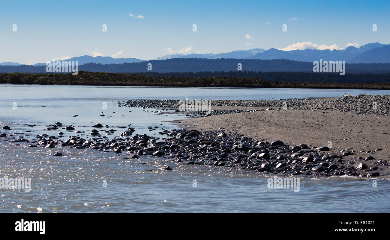 Seaward ingresso alla Laguna Okarito guardando verso le Alpi del Sud nell'Isola Sud della Nuova Zelanda Foto Stock