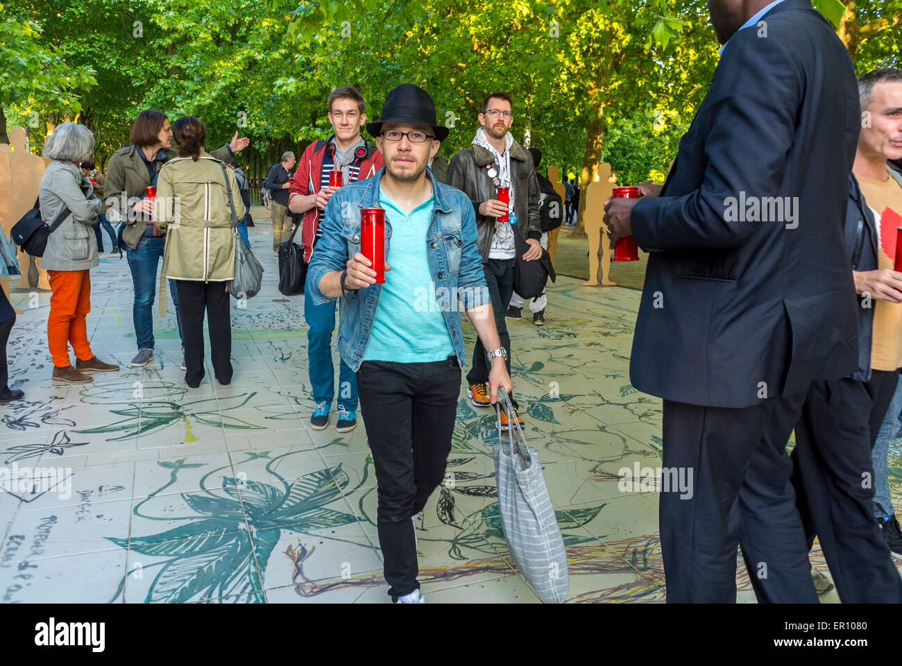 Parigi, Francia, persone che partecipano alla cerimonia annuale dell'Aids Memorial, "Candlelight Day", nel parco Parc de la Villette, Sidaction N.G.O. Sensibilizzazione CONTRO L'AIDS, pandemia francese, azione collettiva Foto Stock