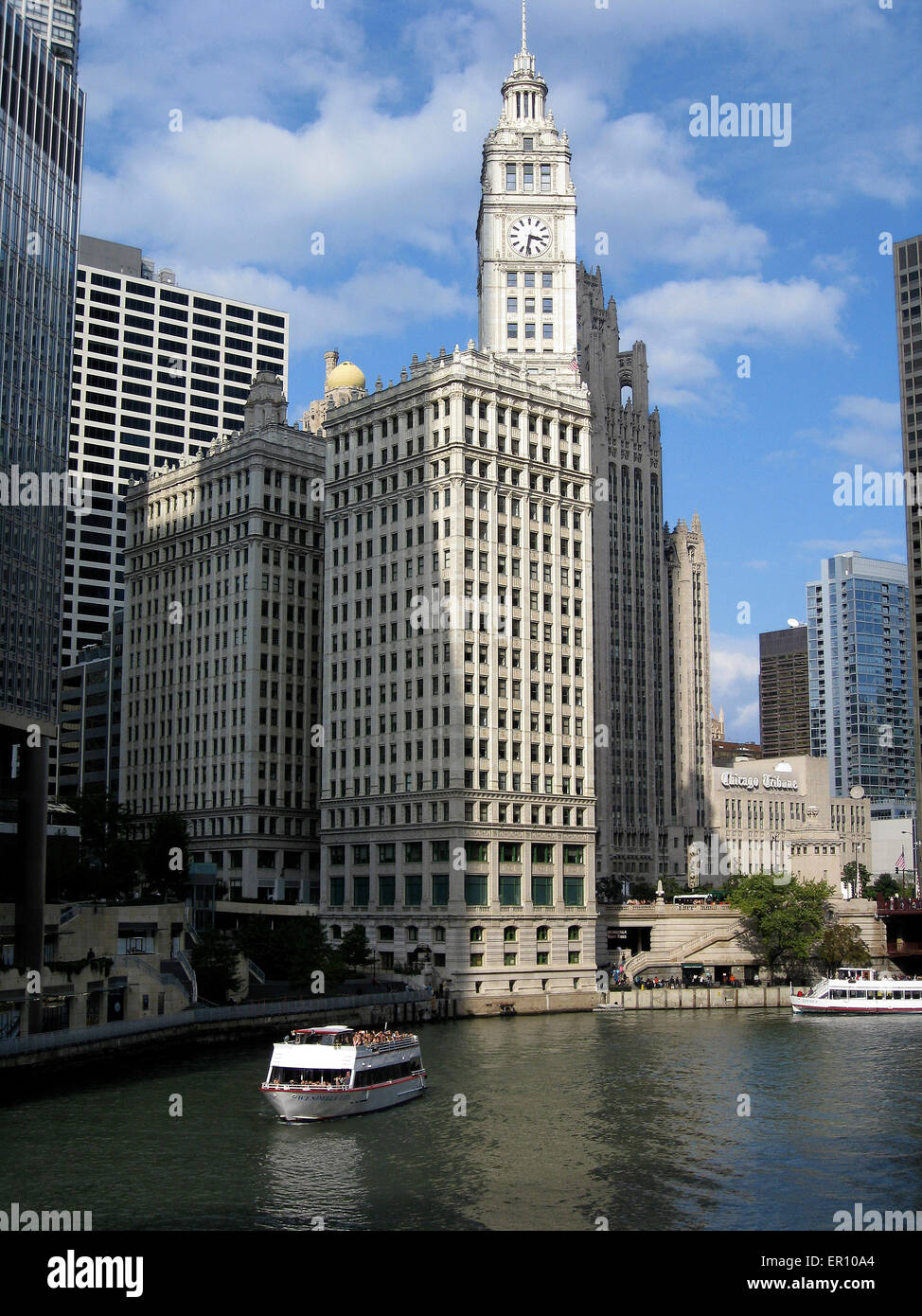 Tour barche con i turisti crociera lungo il tranquillo fiume Chicago su una soleggiata giornata estiva a Chicago, Illinois, Stati Uniti d'America. Foto Stock